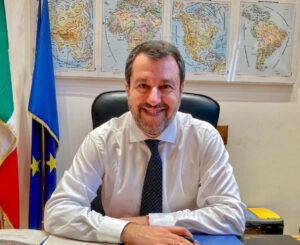 Matteo Salvini, ministro delle Infrastrutture, nel suo nuovo ufficio migranti