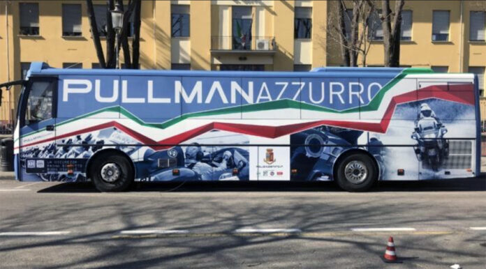 Pullman azzurro polizia di stato