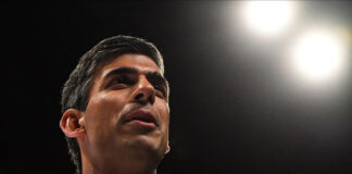 Rishi Sunak è il nuovo premier britannico, il terzo in due mesi: è più ricco della Casa Reale Rishi Sunak