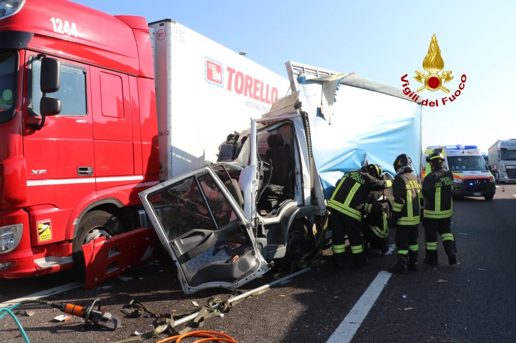 Tamponamento camioncino con autoarticolato in A4, Vicenza Ovest