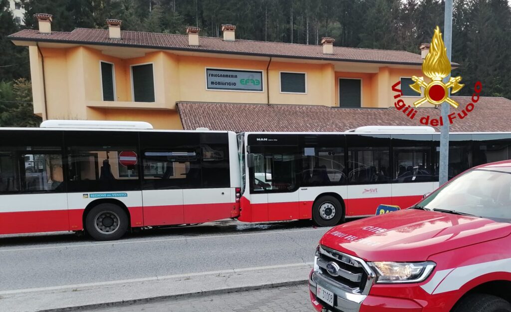 amponamento di due bus del servizio extraurbano, Vigili del fuoco in azione