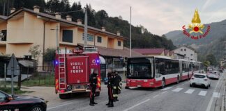 Tamponamento di due bus del trasporto extraurbano in contrada San Quirico a Valdagno, Vigili del Fuoco di Schio intervengono prontamente. due feriti lievi Tamponamento di due bus del servizio extraurbano, intervengono Vigili del fuoco e Carabinieri