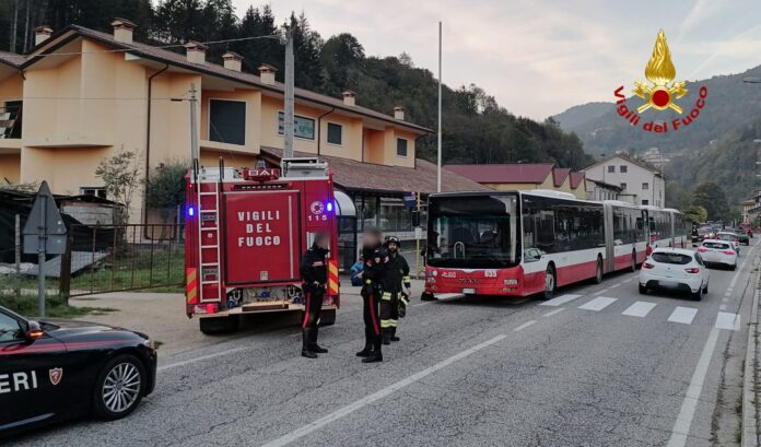 Tamponamento di due bus del servizio extraurbano, intervengono Vigili del fuoco e Carabinieri