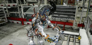 Tesla presenta il prototipo di robot umanoide generalista, Aduc: il mercato non capisce Tesla e il prototipo del robot Optimus