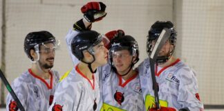 Mc Control Diavoli Vicenza – Milano House@Quanta 7-0: è rivincita della Supercoppa Vendrame (Mc Control Diavoli Vicenza) festeggiato dai compagni