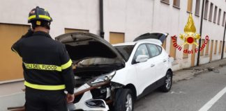 Vicenza, con l’auto contro ringhiera della Sp46 del Pasubio: conducente ferito soccorso dai vigili del fuoco Vicenza incidente sp46 pasubio ringhiera vigili del fuoco