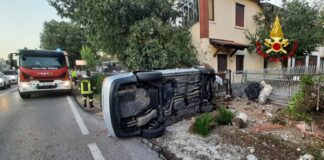 Auto si rovescia contro una ringhiera a Montebello, i vigili del fuoco bloccano fuoriuscita gas da colonnina divelta e soccorrono due feriti Vigili del fuoco intervengono per auto rovesciata contro ringhiera e colonnina del gas