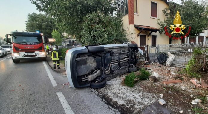 Vigili del fuoco intervengono per auto rovesciata contro ringhiera e colonnina del gas