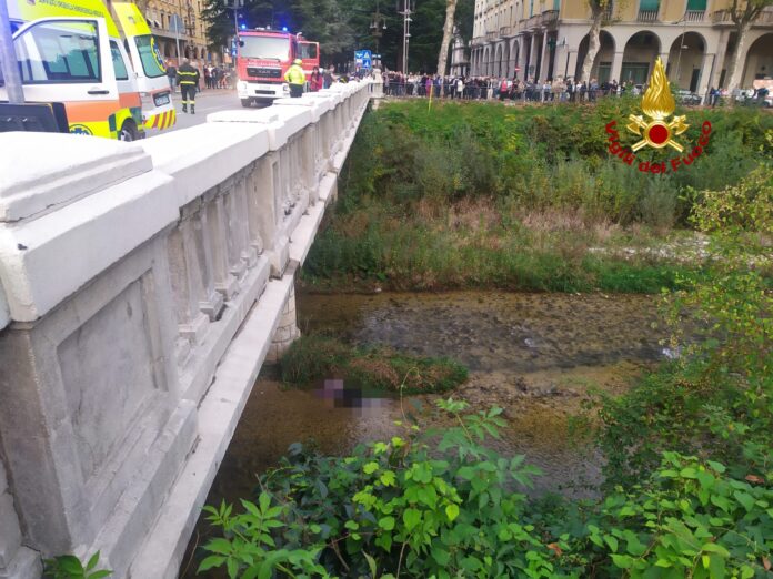 donna caduta dal ponte della libertà valdagno morta