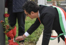 Una rosa in memoria di Norma Cossetto, vittima delle foibe. Il gesto del sindaco di Vicenza Francesco Rucco una rosa