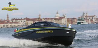Ragazzo cade nel Canal Grande a Venezia, salvato dalla Guardia di Finanza Guardia di finanza 250 anni misure cautelari venezia