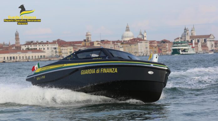 ragazzo guardia di finanza di Venezia