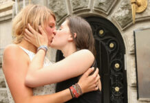 Figli di coppie omosessuali, Consiglio Veneto respinge mozioni dell’opposizione. Acceso scontro con Formaggio (FdI): “Bambini strumentalizzati dalla sinistra” matrimonio e adozione coppie omosessuali