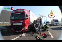 Tamponamento tra autoarticolato e camioncino in A4 presso svincolo Vicenza Ovest. Vigili del fuoco estraggono autista mezzo leggero Tamponamento tra autoarticolato e camioncino in A4 prima dello svincolo Vicenza Ovest