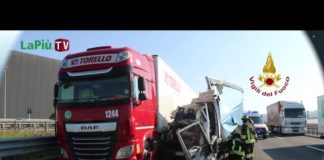 Tamponamento tra autoarticolato e camioncino in A4 presso svincolo Vicenza Ovest. Vigili del fuoco estraggono autista mezzo leggero Tamponamento tra autoarticolato e camioncino in A4 prima dello svincolo Vicenza Ovest