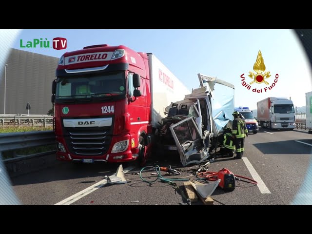 Tamponamento tra autoarticolato e camioncino in A4 Vicenza Ovest