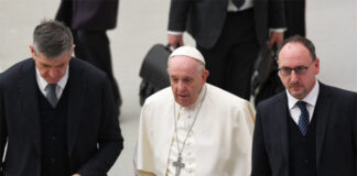 Nursing Up, De Palma: «Infermieri attori principali nella tutela della salute. Lo conferma anche Papa Francesco» Papa Francesco con Massimiliano Strappetti, infermiere assistente personale sanitario