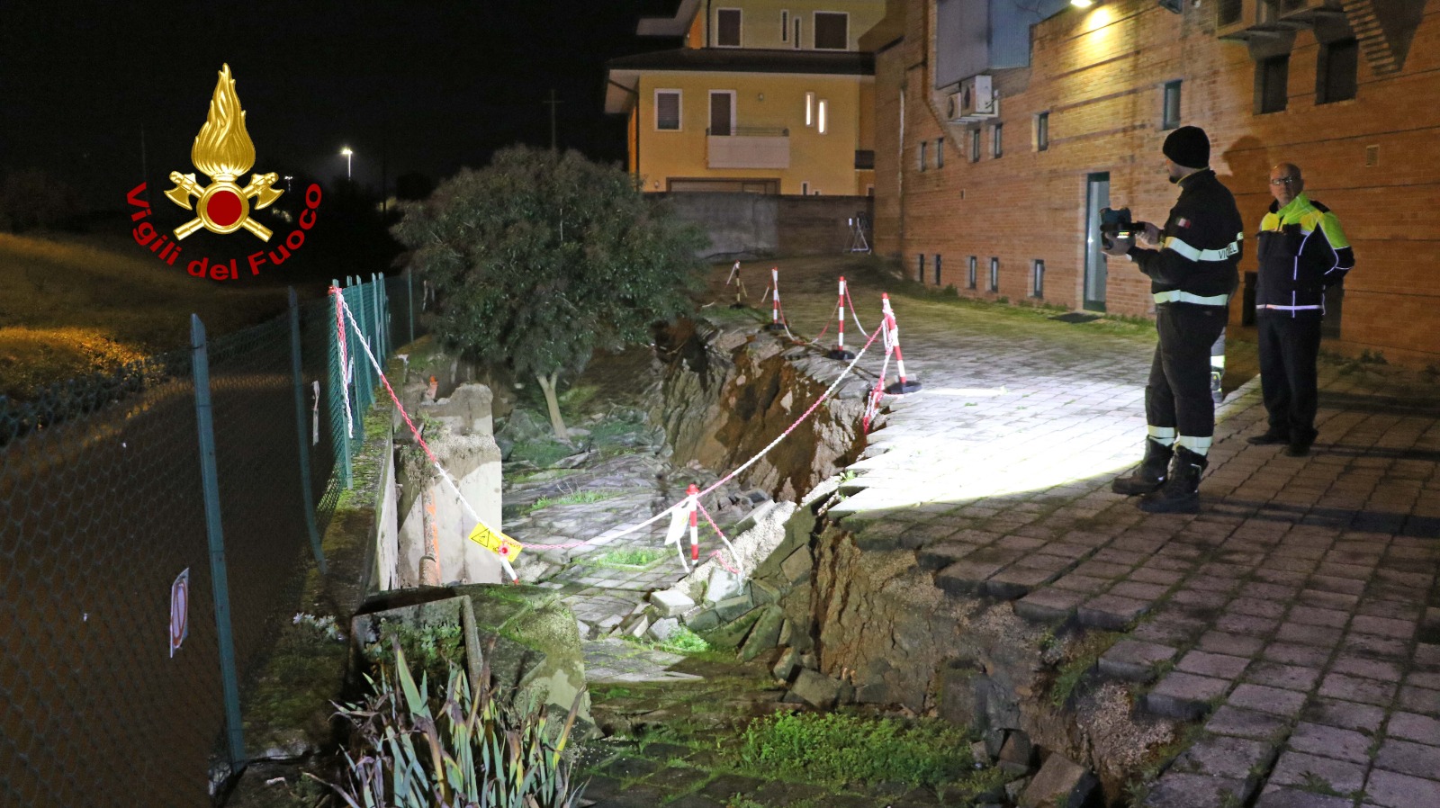 Cortile condominio sprofonda di due metri, intervengono i vigli del fuoco Cortile condominio sprofonda di due metri, intervengono i vigli del fuoco