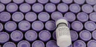 Covid, causa a Pfizer per “dichiarazioni fuorvianti” sul vaccino: la decisione del Kansas