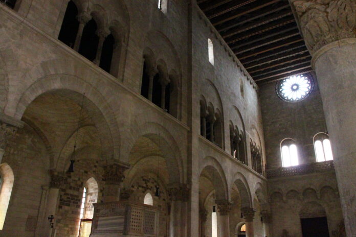 Interno cattedrale bitonto