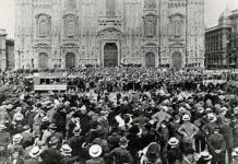 Su cosa si regge il consenso al potere autoritario? Riflessioni sul ruolo dei popoli Popolo in piazza Duomo, credits wikicommons