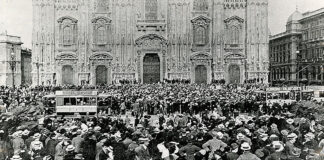 Su cosa si regge il consenso al potere autoritario? Riflessioni sul ruolo dei popoli Popolo in piazza Duomo, credits wikicommons