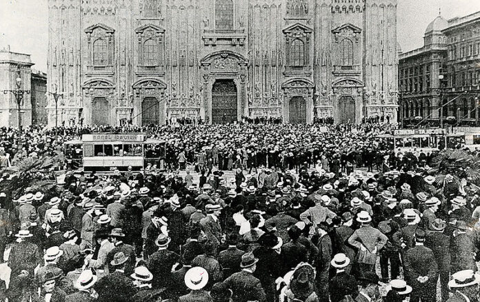 Popolo in piazza Duomo, credits wikicommons