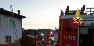 Incendio del tetto di un’abitazione a Enego: vigili del fuoco Asiago e Bassano circoscrivono le fiamme Vigili del fuoco circoscrivono incendio di un tetto