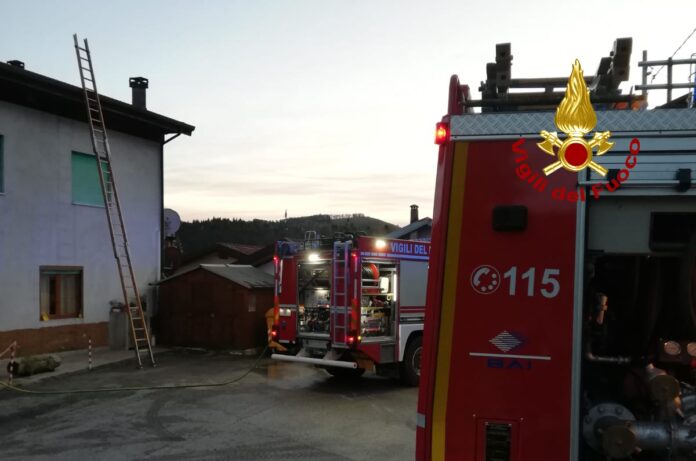 Vigili del fuoco circoscrivono incendio di un tetto