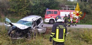 Montebello Vicentino, Vigili del fuoco: incidente tra mezzo pesante e autovettura, automobilista in ospedale Vigili del fuoco e auto fuori strada dopo scontro