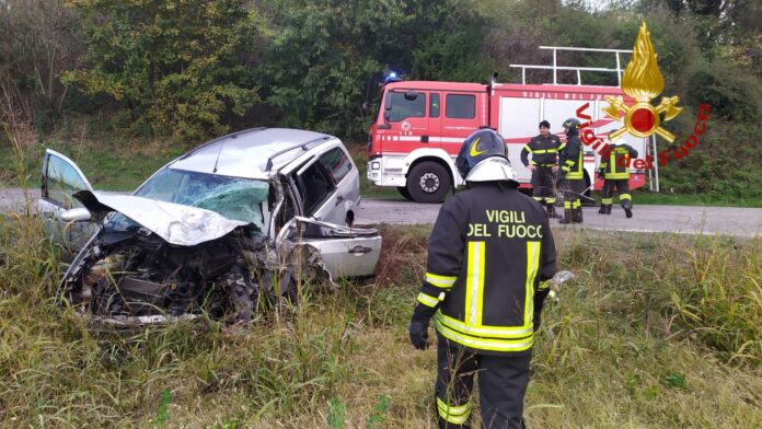 Vigili del fuoco e auto fuori strada dopo scontro