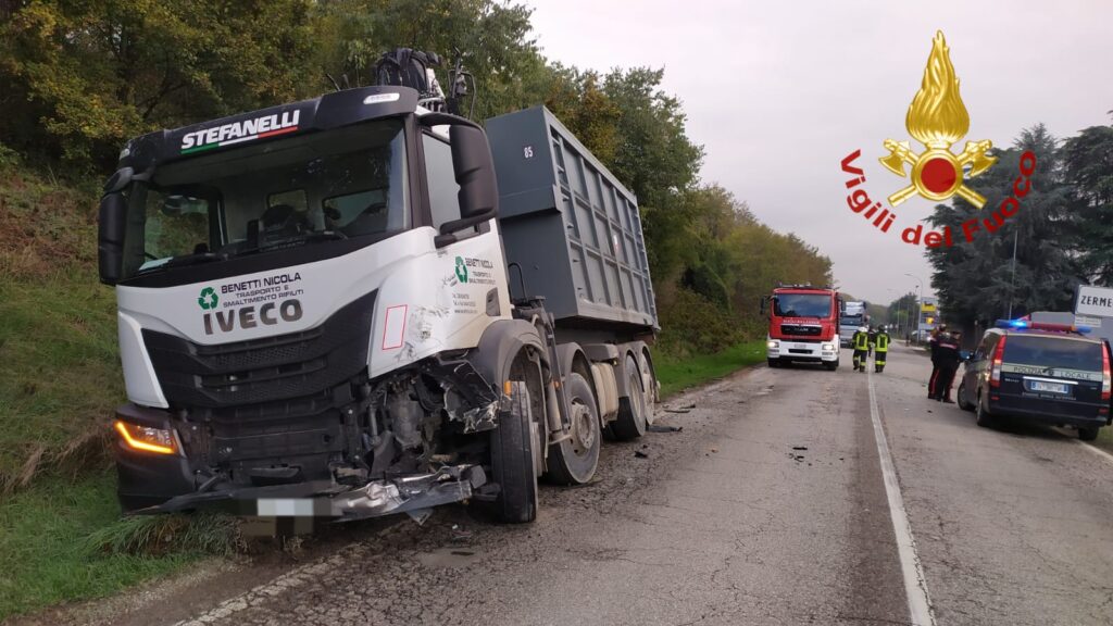 Vigili del fuoco e autocarro dopo scontro con auto