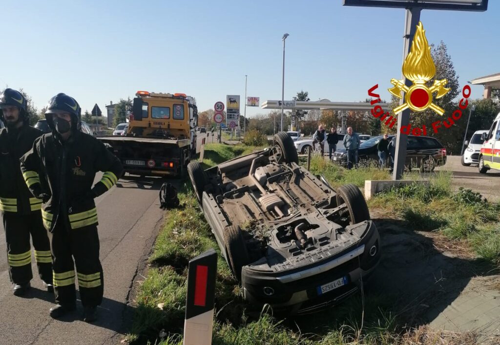 Vigili del fuoco intervengono per incidente tra auto