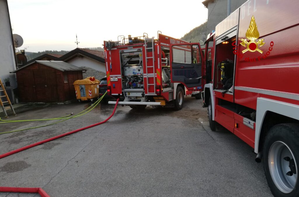 Vigili del fuoco spengono incendio