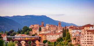 Bassano del Grappa, un borgo unico con il Ponte Vecchio, il centro storico e la nota grappa bassano del grappa bell'italia