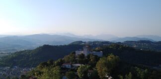 Montecchio Medievale, per la Faida 2023 si cercano i nuovi volti di Giulietta e Romeo I castelli di montecchio: Il Castello di Romeo visto dal Castello di Giulietta a Montecchio Maggiore