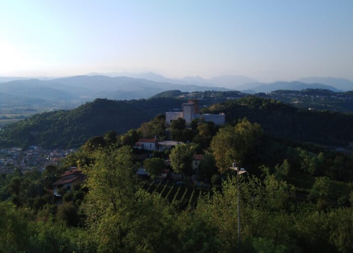 I castelli di montecchio: Il Castello di Romeo visto dal Castello di Giulietta a Montecchio Maggiore