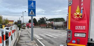 Cassola, danneggia con l’auto conduttura del gas e si allontana: vigili del fuoco e tecnici in azione