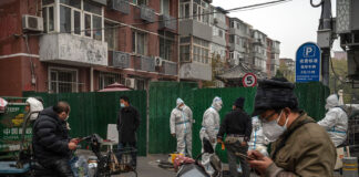 Xinjiang, protesta contro un nuovo lockdown dopo l’incendio che ha ucciso 10 persone xinjiang
