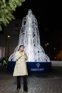 Albero di Natale 2022 a Piazza S. Silvestro di Roma e Paola Mainetti, vice presidente della Fondazione Sorgente Group