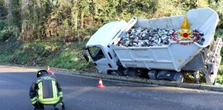 Arcugnano, camion della raccolta del vetro fuori strada: illeso l’autista. Vigili del fuoco intervengono con una gru Arcugnano camion della raccolta del vetro
