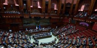 Berlusconi, attacco M5S durante commemorazione: Forza Italia lascia Aula