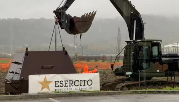 Bomba residuo bellico ad Altavilla, il posizionamento del camino (foto Esercito Italiano)