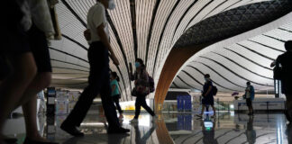 Covid Cina, ministro Schillaci ordina tamponi obbligatori per passeggeri in arrivo in Italia Frontiere tamponi obbligatori arrivi dalla cina