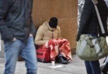 Fratture, traumi e prognosi di 20 giorni: senza tetto picchiato da banda giovani