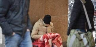 Fratture, traumi e prognosi di 20 giorni: senza tetto picchiato da banda giovani