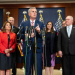 Biden e McCarthy: braccio di ferro sul debito Kevin McCarthy, leader Gop, al centro della foto