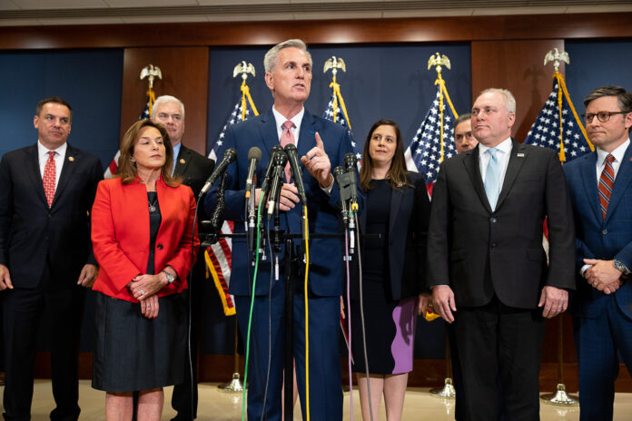 Kevin McCarthy, leader Gop, al centro della foto