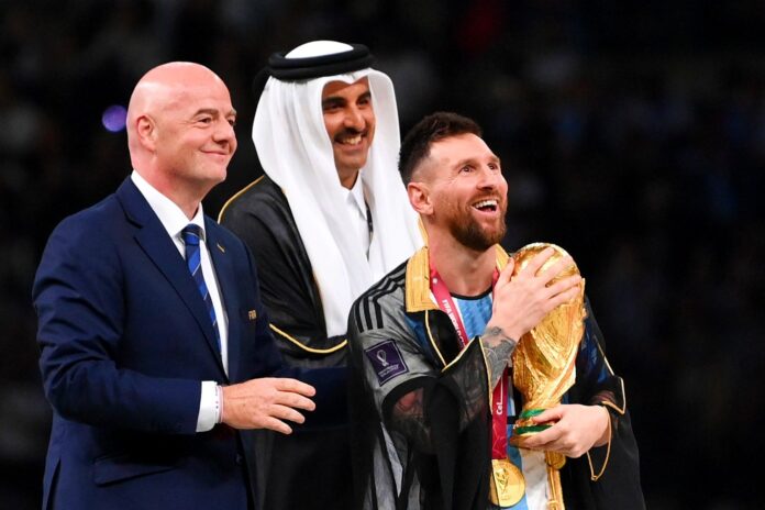 Messi con il Bisht in Qatar