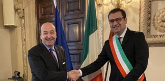 Il saluto del prefetto uscente Signoriello al presidente della Provincia e sindaco Rucco e alla comunità vicentina Prefetto Signoriello saluta presidente della provincia Rucco